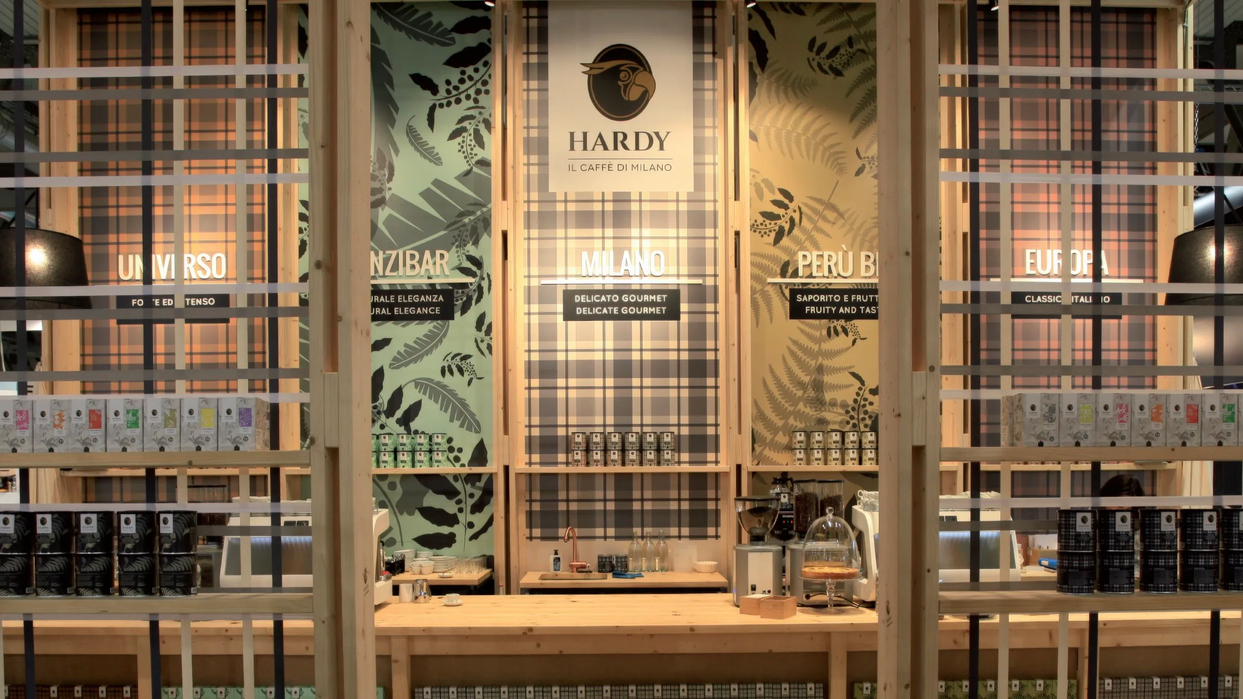 Donna con tazzina take away Hardy: contatti e proposte commerciali