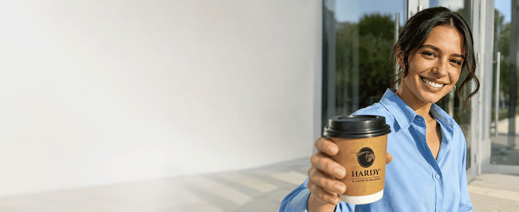 Donna con tazzina take away Hardy: contatti e proposte commerciali