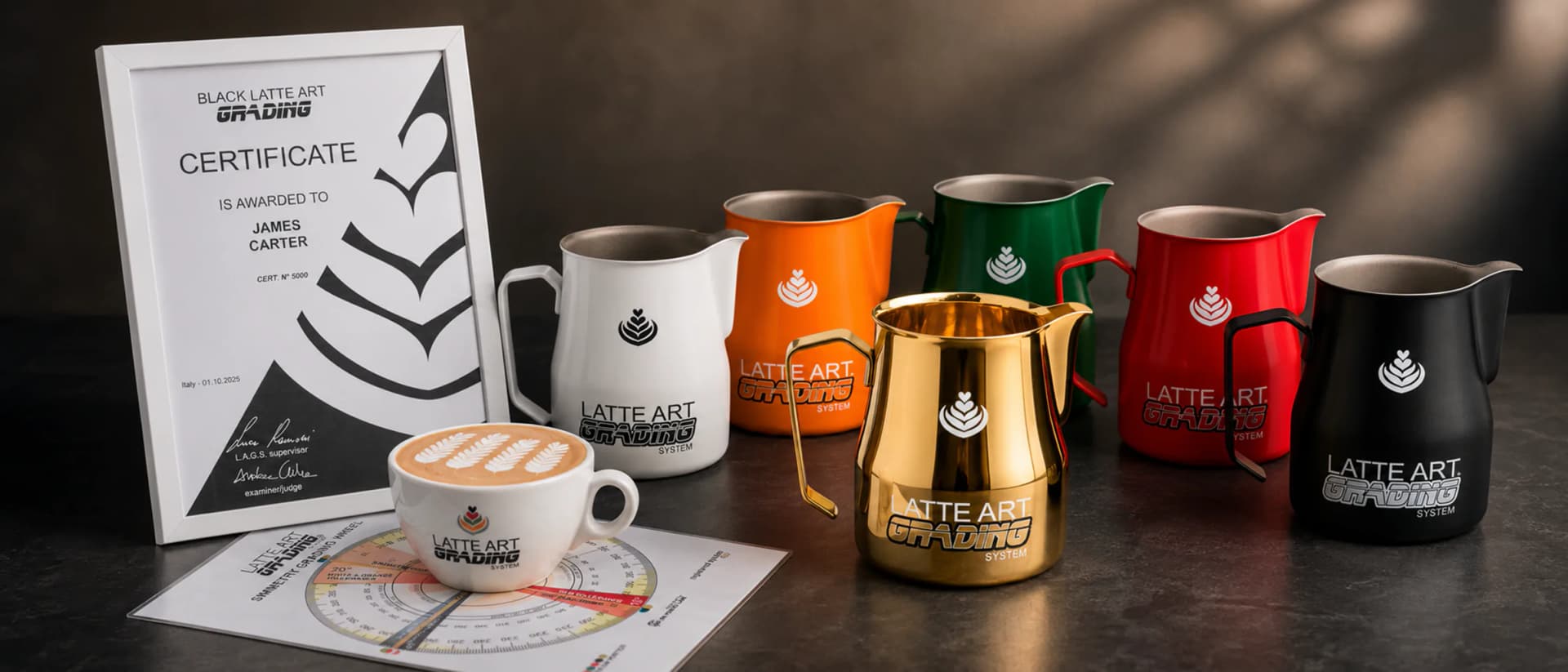 Latte Art Grading System: certificato e lattiere dei sei livelli LAGS