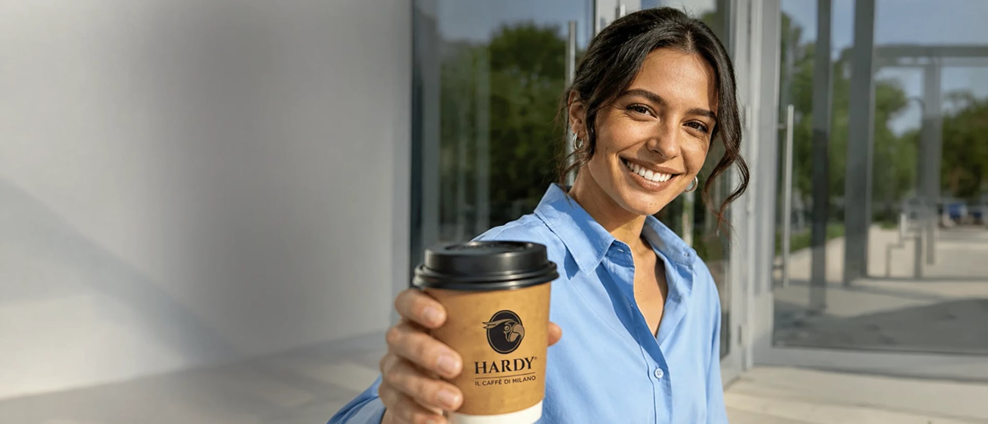 Γυναίκα με φλιτζάνι Hardy take away: επικοινωνία και εμπορικά αιτήματα