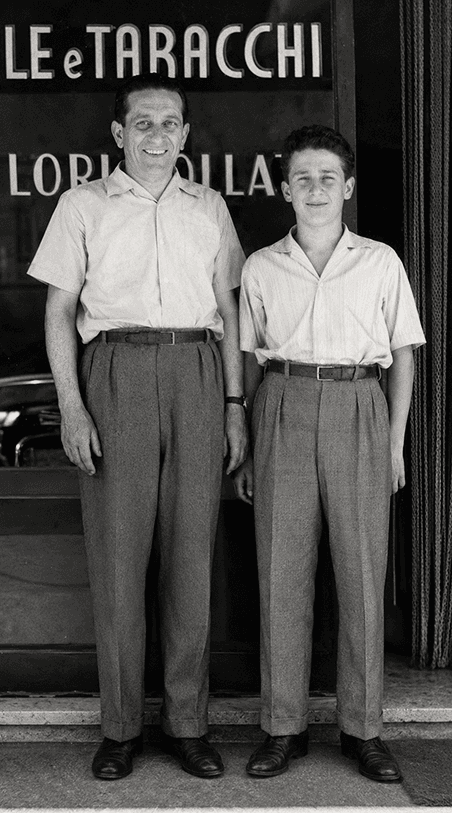 Fotografia d'archivio della famiglia Hardy davanti al locale, anni Cinquanta