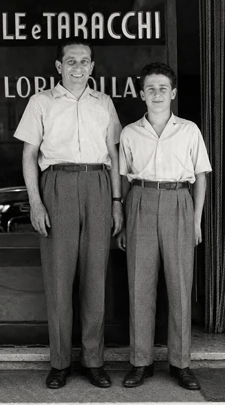 Fotografia d'archivio della famiglia Hardy davanti al locale, anni Cinquanta