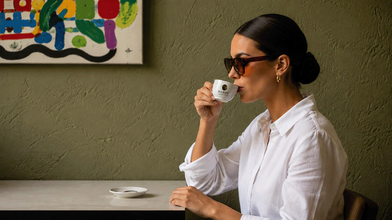 Donna che beve un espresso Hardy: il rito del caffè nel quotidiano