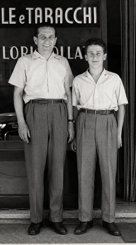 Fotografia d'archivio della famiglia Hardy davanti al locale, anni Cinquanta