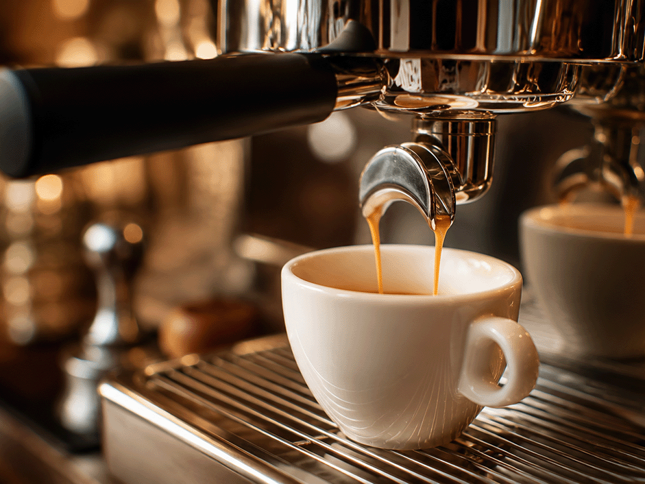 Macchina espresso che estrae caffè in tazzina